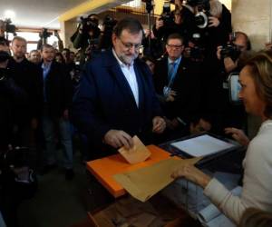 Rajoy sale primero, pero en un Parlamento muy dividido.
