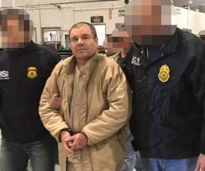 Momento en que las autoridades mexicanas entregan a Joaquín “El Chapo” Guzmán a Estados Unidos.