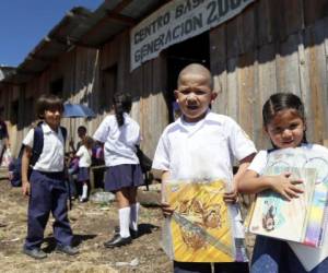 El pequeño Dereck Vallejo, de seis años, recibió su paquete de útiles escolares. También su hermana obtuvo cuadernos. Foto: Marvin Salgado/EL HERALDO