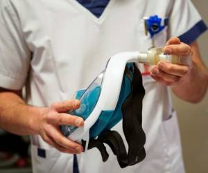 Bruselas: un trabajador médico muestra una máscara de snorkel Decathlon, con accesorios de válvulas respiratorias impresas en 3D el 27 de marzo de 2020 en el Hospital Erasme de Bruselas, durante un cierre nacional en Bélgica para frenar la propagación del COVID-19 (nuevo coronavirus). / AFP / Kenzo TRIBOUILLARD