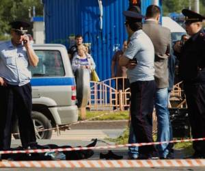 Los policías están al lado del cuerpo de un hombre que fue asesinado después de un presunto ataque a puñaladas, en la ciudad siberiana de Surgut, Rusia. (Foto: AP/ El Heraldo Honduras/ Noticias de Honduras)