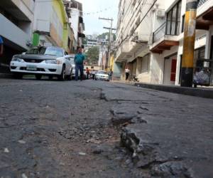 En esta imagen se observan las grietas de una de las calles que conectan con la avenida Cólon.Foto: El Heraldo