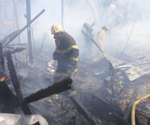 Bomberos sofocan las llamas en incendio registrado este lunes en la colonia Rodríguez de Comayagüela. Fotos: David Romero/ EL HERALDO