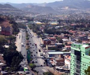 El añillo periférico se ha vuelto insuficiente para la cantidad de vehículos que a diario circulan por este corredor vial de la capital. Foto: EL HERALDO.