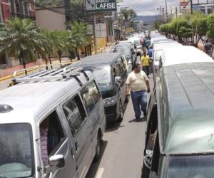 Unas 300 unidades de transporte ilegal hicieron un recorrido por toda la capital en protesta a los fuertes operativos de decomiso efectuados por Fusina.