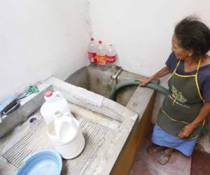 Cada cinco días los pobladores se ven en la necesidad de comprar agua potable a cisternas privadas. Hasta siete viajes hacen al día. Foto: Marvin Salgado/ EL HERALDO.