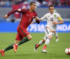 Andrés Guardado intenta detener al portugués Cristiano Ronaldo (Foto: Agencia AFP)