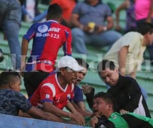 Con piedras en mano, aficionados de Olimpia y Marathón protagonizaron pleito en el estadio Nacional de Tegucigalpa (Fotos: Davis Romero / Deportes EL HERALDO / Noticias de Honduras)