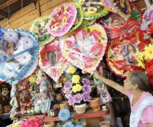 Tras emplasticar la corona puedes decorar la orilla con una cinta (Foto: El Heraldo Honduras/ Noticias de Honduras)