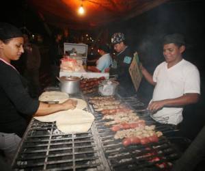 Los comerciantes aprovechan la noche para deleitar paladares (Fotos: Efraín Salgado/EL HERALDO)