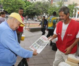 Juan Arévalo es considerado el abuelito de los canillitas, tiene su sede en el Parque Central . Foto: Efraín Salgado/ EL HERALDO