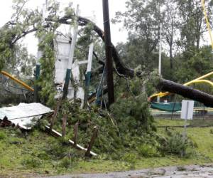 Daños causados al estadio de la escuela Summerville, en Estados Unidos. El huracán Dorian azotó la costa de Carolina del norte de EE UU. Foto: AP.