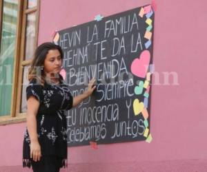 Los familiares de Kevin Solórsano tenían una cartulina lista para recibirlo. Foto: Mario Urrutia.