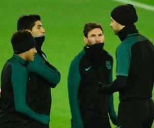 (From L) Barcelona's Brazilian forward Neymar, Barcelona's Uruguayan forward Luis Suarez, Barcelona's Argentinian forward Lionel Messi and Barcelona's defender Gerard Pique talk during a training session on the eve of the Champions league match PSG Barcelona at the Parc des princes stadium on February 13, 2017. / AFP PHOTO / CHRISTOPHE SIMON