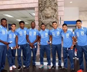 El grupo de la Sub 20 posa antes de tomar el avión rumbo a Asia.