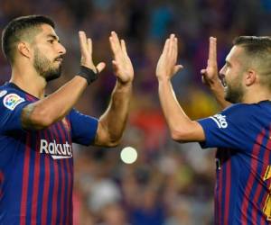 Jordi Alba y Luis Suarez celebrando el triunfo ante el Huesca. FOTO: AFP.