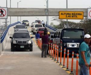 Desde las 3:00 de la tarde se permitió el paso vehicular. El extenso puente conecta El Prado, el bulevar Kuwait y la Calle de la Salud.