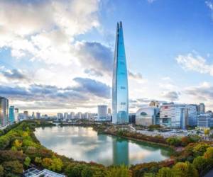El quinto rascacielos más alto del mundo se impone ante toda la ciudad de Seúl, en Corea del Sur, y está en el Libro de los Récords Guinness por su ascensor y mirador de cristal.