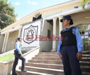 Tres uniformados resguardan la entrada principal al Instituto Técnico Honduras. (Foto: Mario Urrutia/ El Heraldo Honduras, Noticias de Honduras)