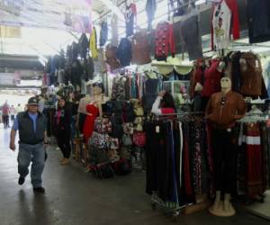 En el segundo nivel del mercado se ofrece venta de ropa, calzado y otros servicios. Foto: Alejandro Amador/EL HERALDO.
