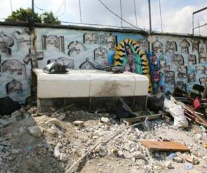 Los pandilleros habían pintado varios grafiti en las paredes del centro penal de San Pedro Sula.