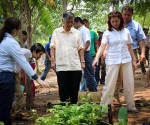 El embajador de Japón, Kenji Okada, en un recorrido por uno de los huertos comunicatarios en la zona sur de honduras.