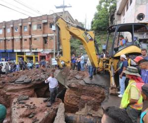 El potente chorro de agua provocó que parte del asfalto se destruyera. Cientos de transeúntes y mercaderes se vieron afectados. Foto: David Romero/EL HERALDO.