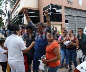 Uno de los familiares de una de las víctimas mortales llora desconsoladamente en la morgue capitalina. Foto: Mario Urrutia/EL HERALDO.