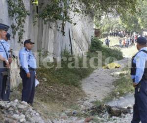 Miembros de la Policía Nacional llegaron a la escena del crimen. Foto: Estalin Irías/El Heraldo.