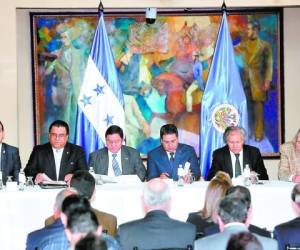 El ministro Carlos Madero, Arturo Corrales, Jorge Rivera, Juan Orlando Hernández, Luis Almagro y John Biehl del Río durante el encuentro del fin de semana.