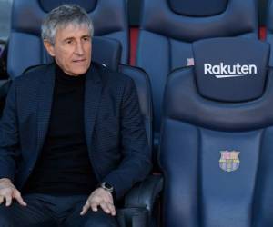 Barcelona, ​​Cataluña: el nuevo entrenador de Barcelona, ​​Quique Setien, posa durante su presentación oficial en el estadio Camp Nou de Barcelona el 14 de enero de 2020. / AFP / LLUIS GENE