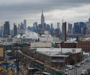 The Manhattan skyline rises over the Borough of Brooklyn on March 31, 2020 in New York. - A military hospital ship arrived in New York on March 30, 2020 as America's coronavirus epicenter prepares to fight the peak of the pandemic that has killed over 2,500 people across the US. The navy's 1,000-bed USNS Comfort entered a Manhattan pier around 10:45 am (1545 GMT). It will treat non-virus-related patients, helping to ease the burden of hospitals overwhelmed by the crisis. (Photo by Bryan R. Smith / AFP)