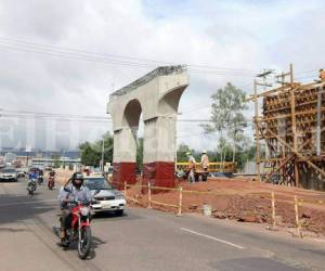 Debido a la construcción de este paso a desnivel, la Alcaldía de Tegucigalpa restringirá la circulación por el bulevar de La Kennedy a la altura de Miraflores, foto: EL HERALDO.