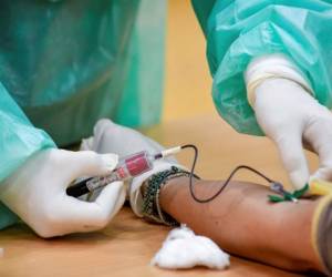 ARCHIVO- En esta foto de archivo del 20 de abril de 2020, una mujer da sangre para un análisis en Cisliano, cerca de Milán, Italia. (Claudio Furlan/LaPresse via AP, File)