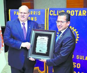 El empresario hondureño Jorge Canahuati Larach, presidente de Grupo OPSA, recibió el galardón de manos de César García, presidente del Club Rotario San Pedro Sula.