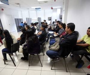 Abarrotadas se encuentran las oficinas del Senaeh por jóvenes en busca de un empleo en la capital. Foto: Jimmy Argueta/EL HERALDO.