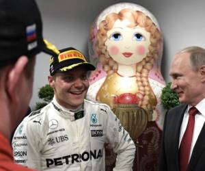 El presidente de Rusia Vladimir Putin se acercó a felicitar al finlandés Valtteri Bottas tras ganar el Gran Premio de Rusia (Foto: Agencia AFP)