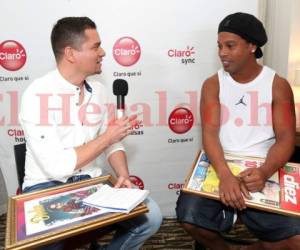 Ronaldinho habló con el periodista de EL HERALDO, Alexeiv Morales, sobre su visita a Honduras. Foto: Marvin Salgado / EL HERALDO.