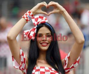 Esta fanática de Croacia saluda con un corazón formado por sus manos en el duelo que definirá la final de Rusia 2018. (Foto: AFP)