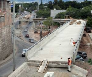 El puente elevado tiene una longitud de 300 metros. Permite a los conductores acceder a la colonia Kennedy, sectores aledaños y al bulevar Centroamérica. Foto: EL HERALDO