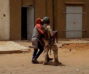 Gao, Mali: (ARCHIVOS) En esta foto de archivo tomada el 1 de julio de 2018, un miembro de las Fuerzas Armadas de Malí lleva a un niño herido en la escena de una explosión en Gao. Cincuenta y tres soldados fueron asesinados el 1 de noviembre de 2019, en un 'ataque terrorista' en un puesto militar de Malí en el noreste del país. El asalto es uno de los ataques más mortales contra el ejército de Malí en la reciente violencia militante islamista. / AFP / STRINGER
