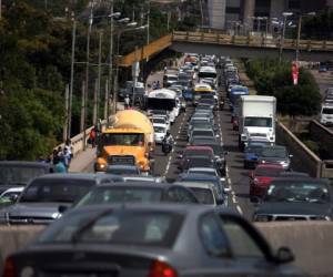 El caos vial se forma en los bulevares y calles principales de las ciudades de Tegucigalpa y Comayagüela. Foto: Efrain Salgado/EL HERALDO.