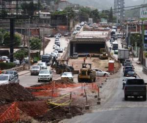 En el túnel de la colonia 21 de Octubre se han presentado imprevistos en la red de tuberías. Foto: Emilio Flores/EL HERALDO.