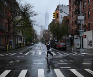 Nueva York, Nueva York, ESTADOS UNIDOS: NUEVA YORK, NY - 26 DE ABRIL: Las calles están casi vacías en el popular distrito comercial de Manhattan Soho el 26 de abril de 2020 en la ciudad de Nueva York. La ciudad de Nueva York, que ha sido la ciudad más afectada en Estados Unidos por COVID-19, está comenzando a ver una desaceleración en las visitas al hospital y una disminución de la tasa de mortalidad diaria por el virus. Spencer Platt / Getty Images / AFP