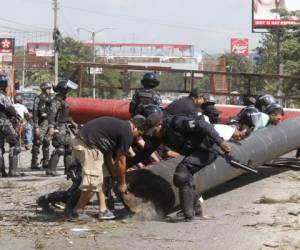 Policías y ciudadanos quitaron los obstáculos en las carreteras.