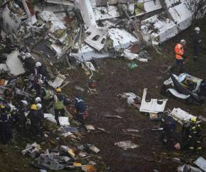 Un total de 76 personas fallecieron y cinco fueron rescatadas con vida en un accidente de avión en la noche del lunes cerca de Medellín.