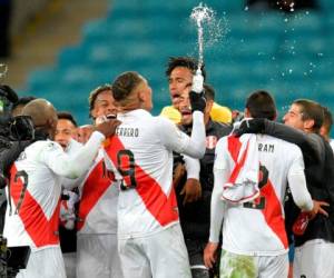 Los jugadores peruanos celebran al final de su semifinal del torneo de fútbol de la Copa América contra Chile en el Gremio Arena en Porto Alegre, Brasil, el 3 de julio de 2019. / AFP / Raul ARBOLEDA
