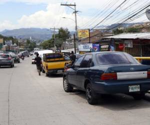 Los vehículos e implementos de los talleres están sobre la vía.Foto:Marvin Salgado/EL HERALDO