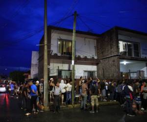 Los migrantes esperan fuera de las oficinas de la Comisión Mexicana de Asistencia para Refugiados, donde cientos de personas hacen fila cada día para buscar un documento que les permita estar legalmente en el país. Foto: Agencia AP.