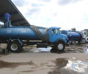 Hasta cinco veces al día llega cada camión a las estaciones del SANAA para llenar la cisterna de agua.
